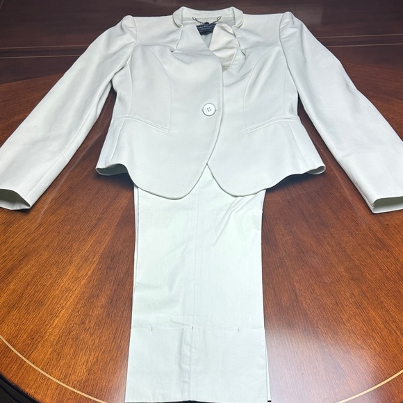 Salvatore Ferragamo Elegant White Women's Blazer and trousers SET, sz 40 IT/6 US - Picture 2 of 16